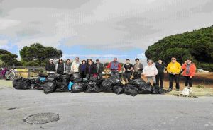 Vecinos limpian playa (archivo)
