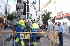 Aqualia intensifica la limpieza de aliviaderos como anticipo a la llegada de lluvias Limpieza imbornales ARCHIVO