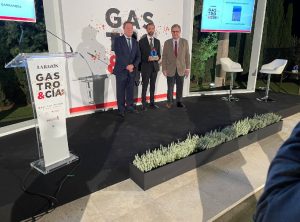 El alcalde recibe el premio a Sanlúcar como mejor destino gastronómico 2021 premio destino gastronómico 2021