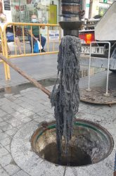 Las tareas de limpieza de la red de saneamiento se complica a causa de los vertidos toallitas