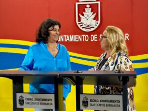 La alcaldesa firma el convenio con la Junta Local de la AECC