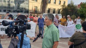Penas leves para los que montaron una trampa con drogas a Juan Clavero Juan Clavero atendiendo a los medios comunicación antes del juicio. (1-10-2024)
