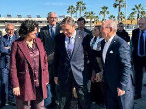 La alcaldesa y la Cofradía de pescadores de Sanlúcar reciben al ministro de agricultura y pesca en el puerto de Bonanza La alcaldesa y la Cofradía de pescadores de Sanlúcar reciben al ministro de agricultura y pesca en el puerto de Bonanza