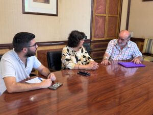 LA ALCALDESA SE REÚNE CON EL PRESIDENTE DEL CONSEJO LOCAL DE HERMANDADES Y COFRADÍAS La alcaldesa se reúne con el presidente del Consejo Local de Hermandades y Cofradías