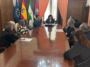 CARMEN ÁLVAREZ ATIENDE LAS DEMANDAS DE LOS VECINOS DE LA AVENIDA DE LA MARINA, LA AVENIDA DE ROTA Y EL CAMINO DEL NAVACILLO 19022026 Reunión de la alcaldesa con los vecinos de la Avenida de la Marina, la Avenida de Rota y el Camino del Navacillo